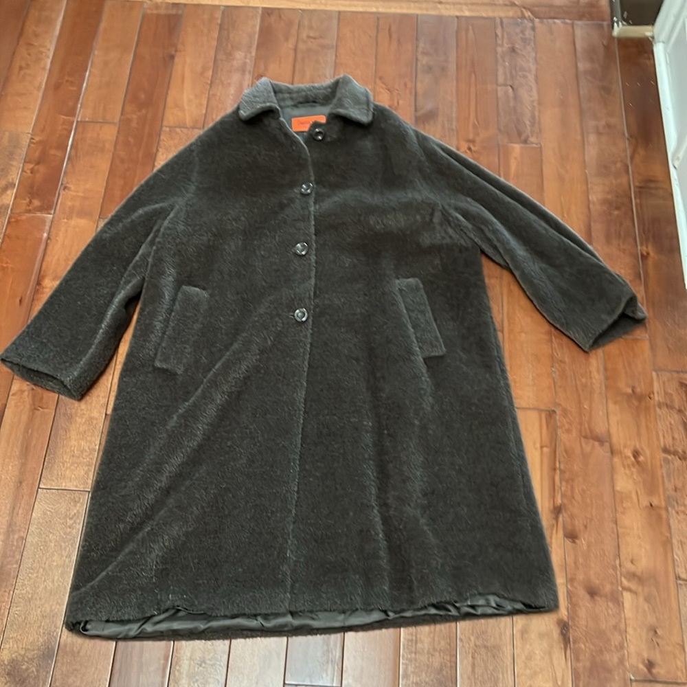 Beautiful vintage fur coat. Made in Italy.